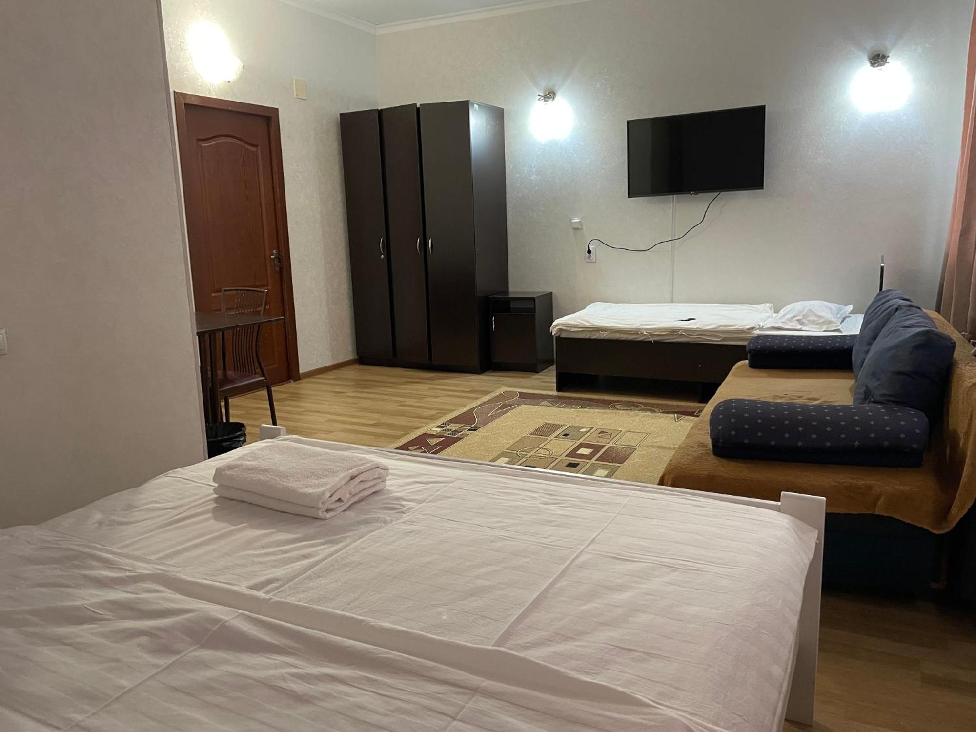 Fiveseasons Hostel Alma-Ata Buitenkant foto