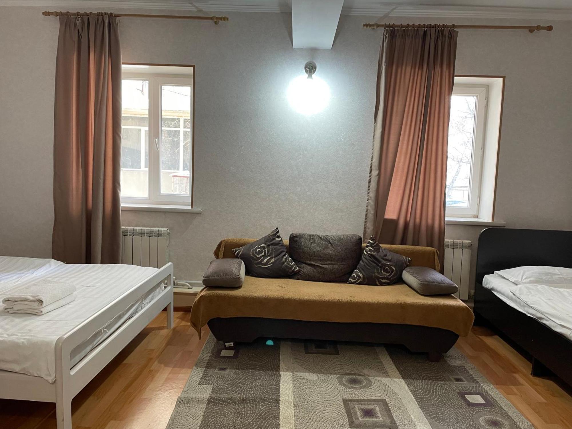 Fiveseasons Hostel Alma-Ata Buitenkant foto