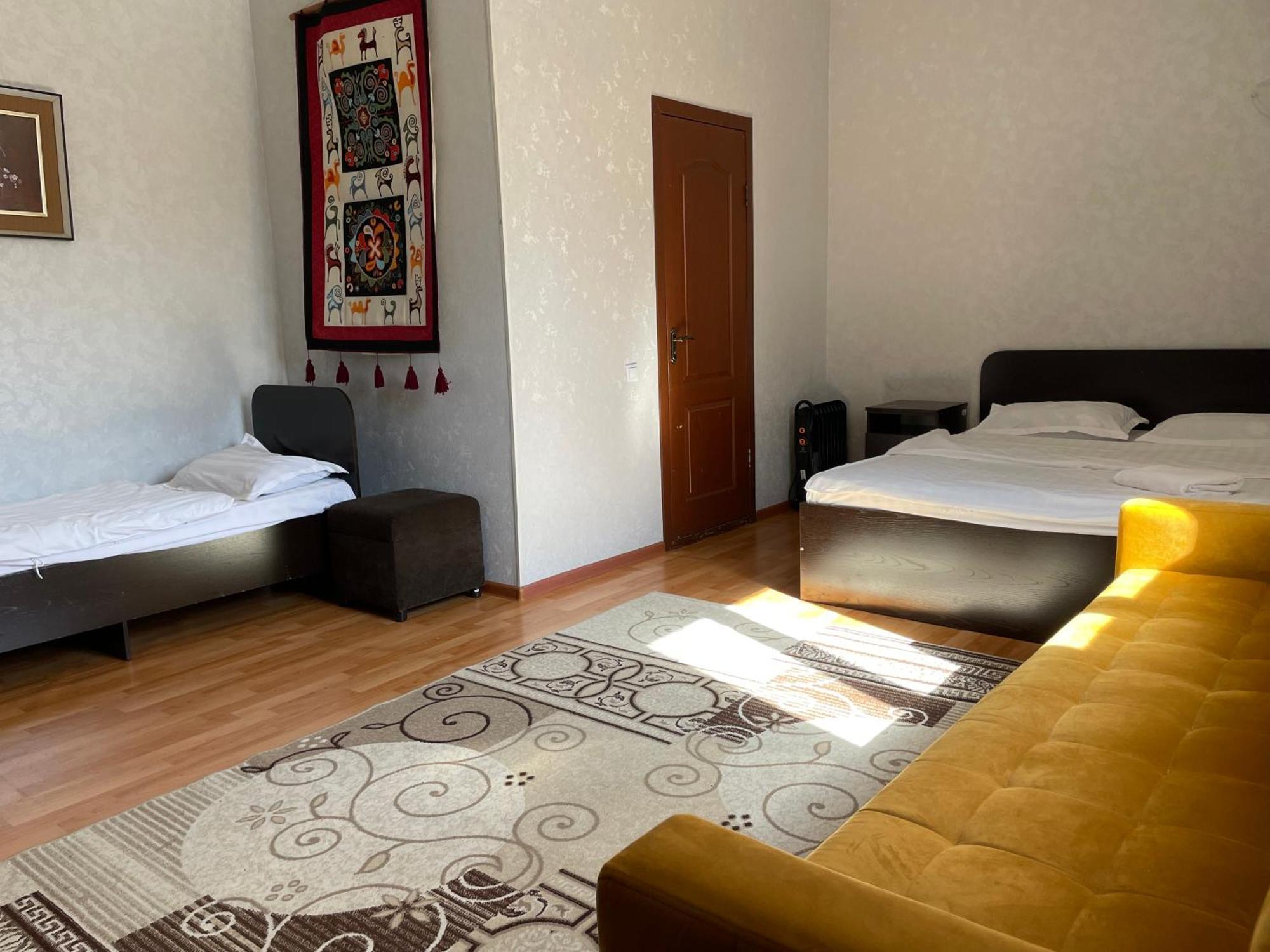 Fiveseasons Hostel Alma-Ata Buitenkant foto