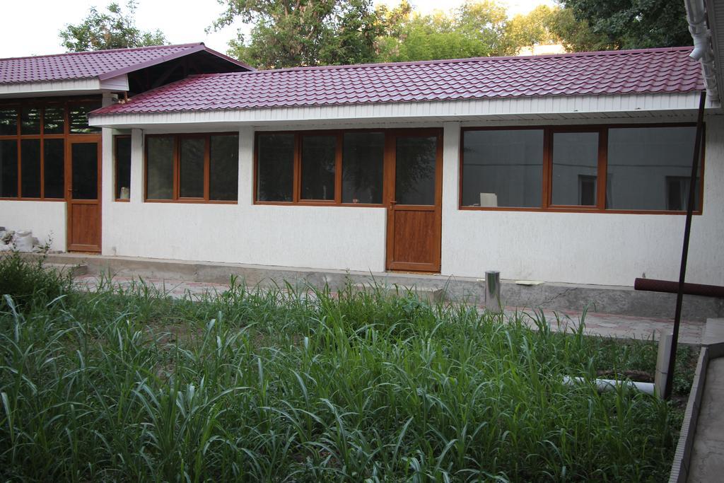 Fiveseasons Hostel Alma-Ata Buitenkant foto