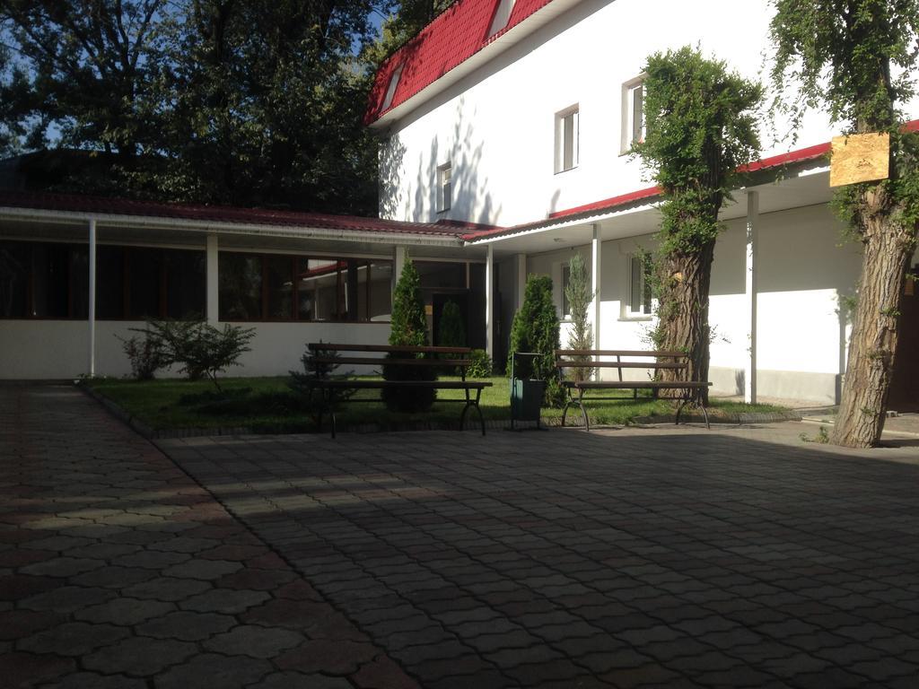 Fiveseasons Hostel Alma-Ata Buitenkant foto
