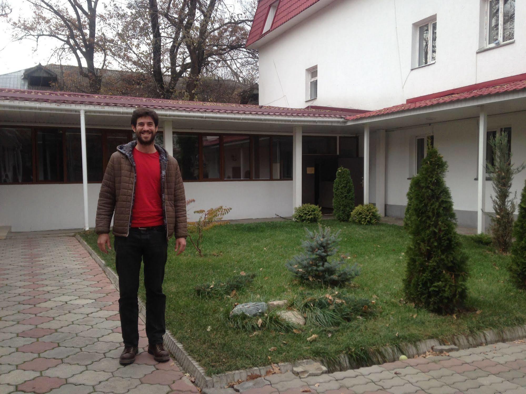 Fiveseasons Hostel Alma-Ata Buitenkant foto
