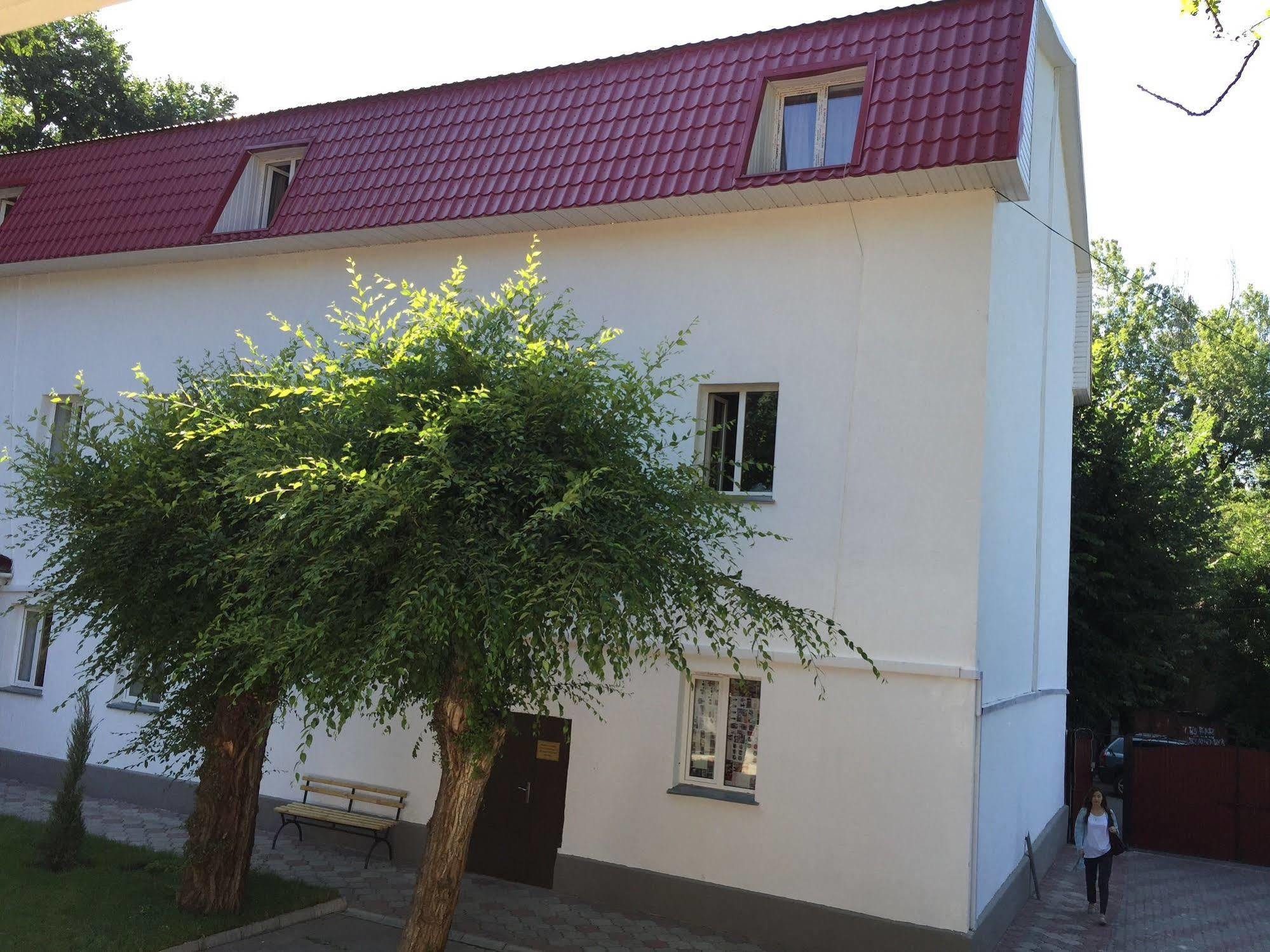 Fiveseasons Hostel Alma-Ata Buitenkant foto
